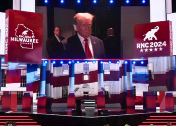 Con venda en la oreja, Trump asiste a Convención Republicana