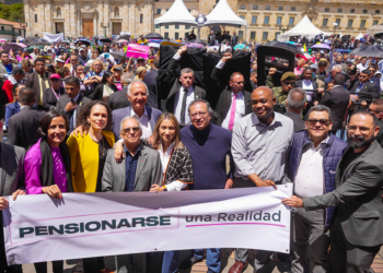 Gustavo Petro firma la Ley de Pensiones en Colombia