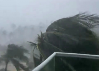 Huracán Beryl azota a Jamaica con vientos de 220 km/h