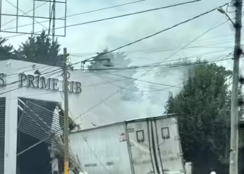 Tráiler sin frenos se impacta en un restaurante de la México Toluca: tres muertos