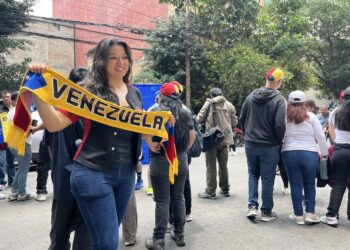 Venezolanos en México cantan “que se vaya Nicolás”