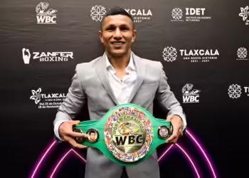 Berchelt con su cinturón de campeón