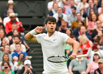 Carlos Alcaraz sufre, pero ya está en octavos de Wimbledon