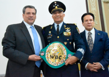 CMB reconoce a Sedena y entrega título honorario
