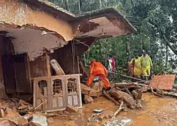 Mueren 93 personas en India por deslizamientos de tierra
