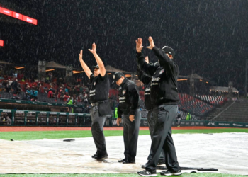 Lluvia obliga doble juego entre Diablos y Bravos