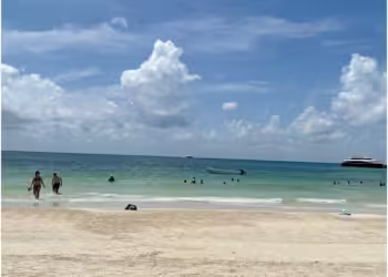Turistas en Playa del Carmen huyen ante el peligro del huracán Beryl