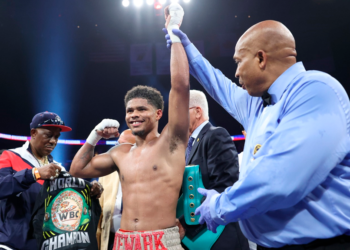 Shakur Stevenson defiende su título sin convencer