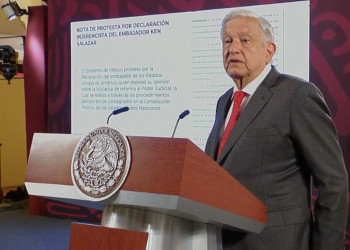 El presidente Andrés Manuel López Obrador dijo consideró una burda actitud intervencionista las declaraciones de Ken Salazar