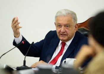 Andrés Manuel López Obrador felicitó a los clavadistas Osmar Olvera y Juan Celaya por obtener medalla de plata.