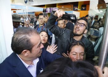 Protesta de estudiantes de la UAEH termina en agresiones