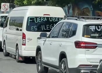 Bloquean transportistas calles y aeropuerto de Cancún