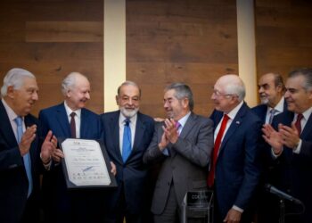 Carlos Slim recibe reconocimiento del CCE por su legado
