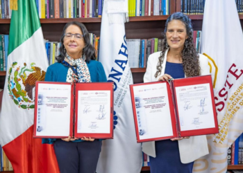 Las directoras generales del Conahcyt, María Elena Álvarez-Buylla Roces, y del ISSSTE, Bertha Alcalde Luján, en la firma de un convenio de colaboración en pro de la salud