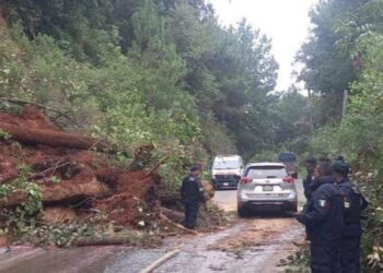 Deslave en Villa Guerrero sepulta a 2 motociclistas