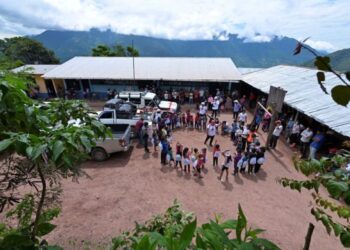El gobierno de Guatemala brinda atención a familias de mexicanos que huyeron de la violencia en Chiapas.