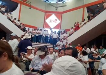 Divididos regresan maestros a clases en Yucatán 