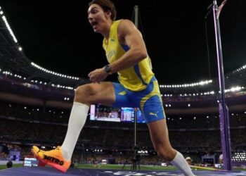 Armand Duplantis vuela por el cielo dorado del olimpo