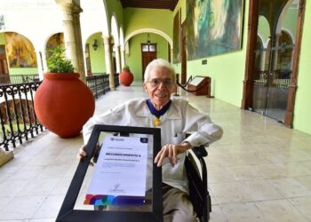 Consternación por la muerte del escritor Roldán Peniche