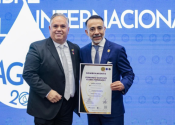 Fernando Gustavo Flores Fernández (d), presidente municipal de Metepec, Estado de México, habla del cuidado del agua en la Cumbre Internacional del Agua en Colombia.