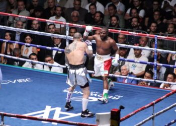 Floyd Mayweather Jr. y John Gotti III terminan abucheados