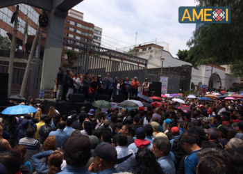 Trabajadores del STUNAM emplazaron a la Huelga a la UNAM; Realizaron mitin mitin que realizaron el día de hoy en el Tribunal Laboral Federal de lo Colectivo, en la Ciudad de México. AMEXI/Foto/Florentino López.