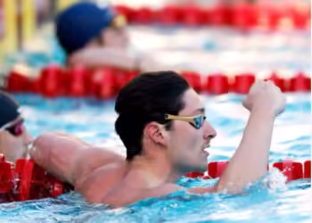 Gabriel Castaño luce y está en semifinales de los 50 metros libres