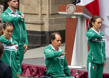 Abanderado Salvador Hernández quiere traer una medalla para México