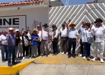 Protestan en el INE de Oaxaca contra la sobrerrepresentación