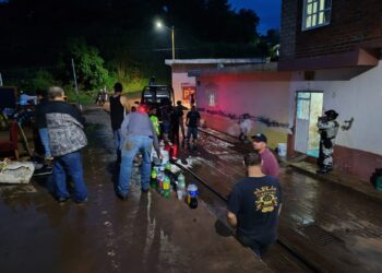 Desbordamiento de un río provoca daños en carretera de la Piedad