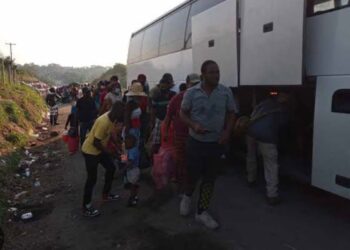 Rescatan a 63 migrantes en Oaxaca y detienen a dos tratantes