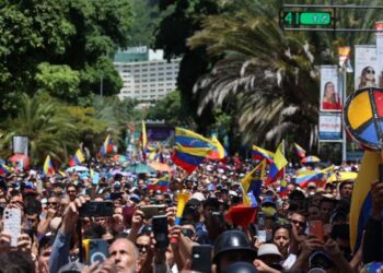 Miles de venezolanos marchan en Caracas y otras ciudades contra el fraude electoral de Nicolás Maduro. y este convoca a la "madre de todas las marchas"