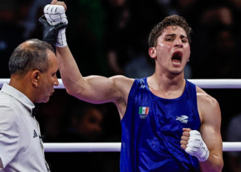 El boxeador Marco Verde le gana al indio Nishant Devdú y asegura una medalla para México.