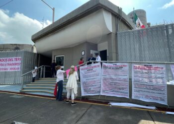 “Marea Rosa” protesta en TEPJF; exige no entregar constancia a Sheinbaum