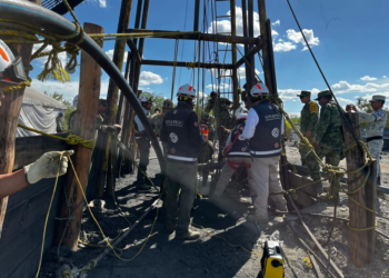 Tras el derrumbe en la mina Pinabete en la localidad de Aguijitas Sabinas Coahuila, en 2022, el equipo de Protección Civil mantiene el trabajo de rescate. Ya van seis mineros rescatados