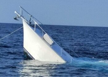 Naufraga yate con 12 personas en Puerto Progreso