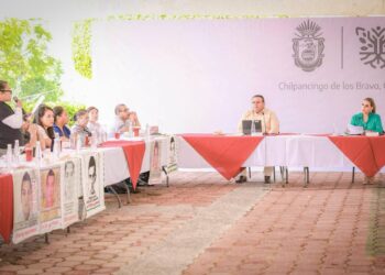 Se reúnen padres de los 43 de Ayotzinapa y Evelyn Salgado