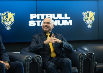 primer estadio con la marca de un artista.