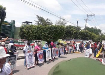 Padres de los 43 acusan al gobierno de limpiar imagen del Ejército