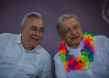 El gobernador de Sinaloa, Rubén Rocha Moya, en un acto con el presidente Andrés Manuel López Obrador. El gobierno pedía que le dieran un piloto y le dieron un gobernador