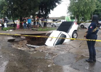 Enorme socavón «se traga» una camioneta en Ecatepec
