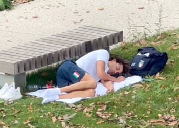 El italiano Thomas Ceccon, el campeón olímpico en los 100 metros dorso, durmió en los jardines de la Villa Olímpica.