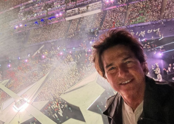 Tom Cruise se descuelga del techo del Estadio de Francia en la clausura de París 2024