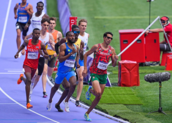 Tonatiú López gana su heat en la prueba de 800 metros y pasa a semifinales