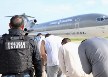 Trasladan a 165 reos de penales hidalguenses a federales