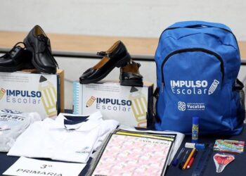 Distribuyen gratuitamente 785 mil uniformes en Yucatán