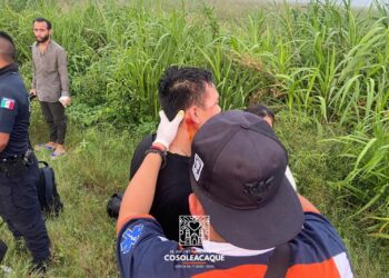 Vuelca camioneta con más de 20 migrantes en Veracruz