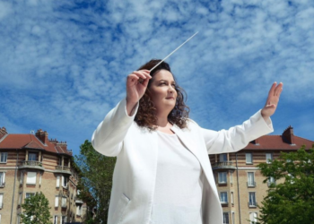 Zahia Ziouani, la directora de orquesta, que brilló en la Clausura de París 2024