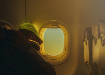 Pasajeros dormidos en un avión. Un médico ayuda a un pasajero que casi se muere por arritmia.