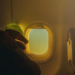 Pasajeros dormidos en un avión. Un médico ayuda a un pasajero que casi se muere por arritmia.